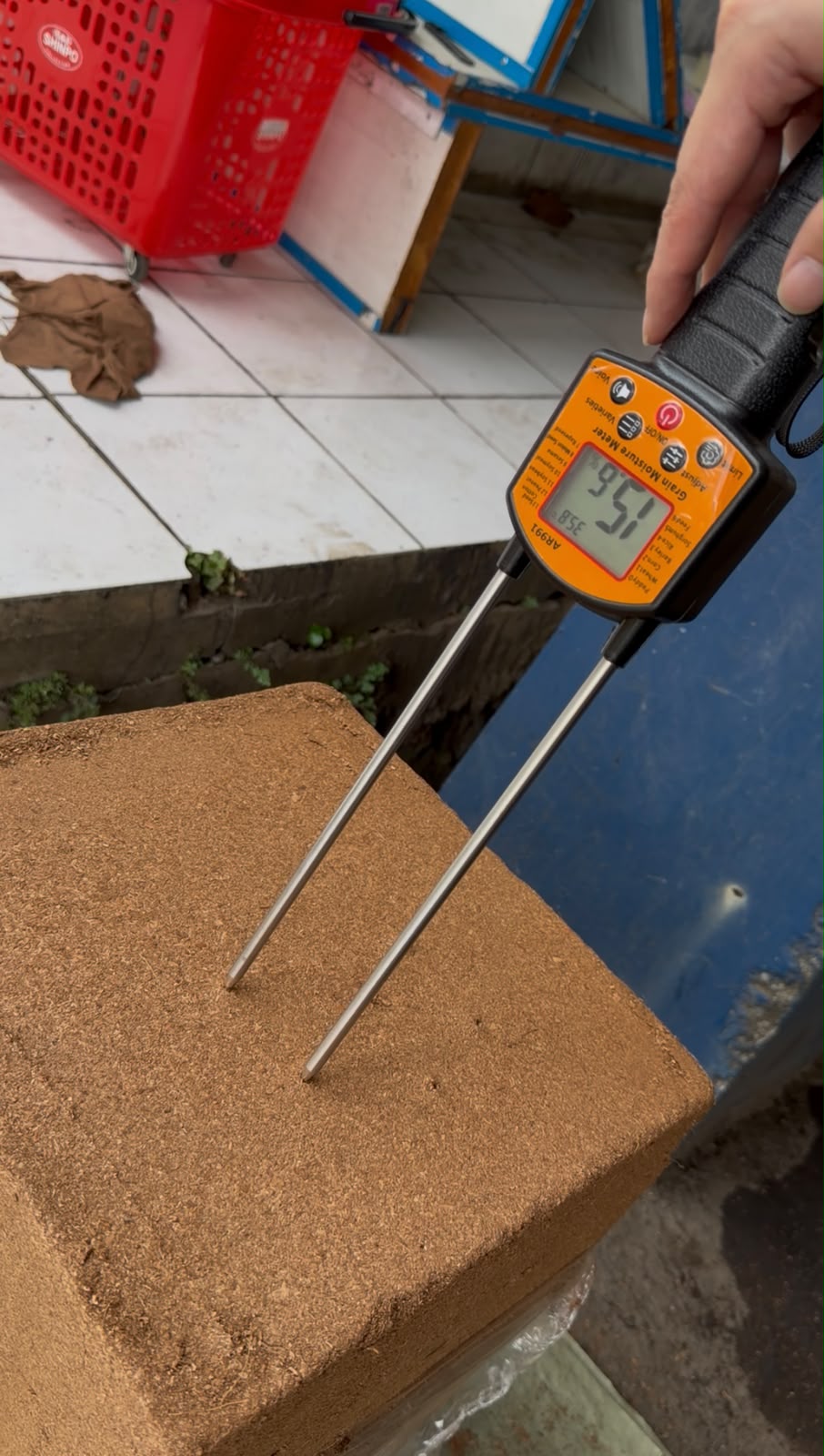 Moisture measurement of compressed cocopeat block